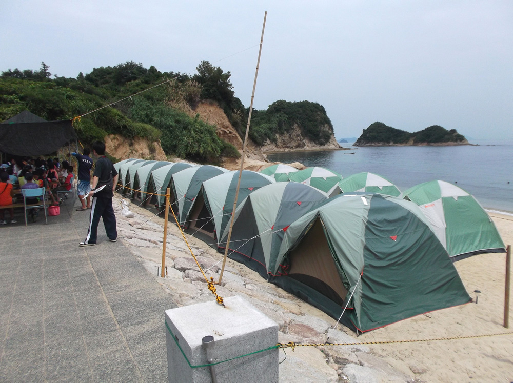 海岸にはいくつものテントが